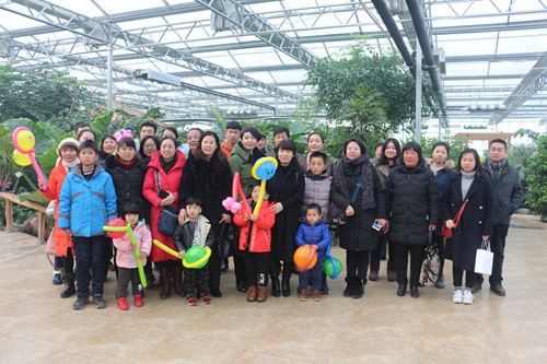 今天雖是元旦,但長興農業園裡卻是熱鬧非凡,整個園區都瀰漫著喜慶的